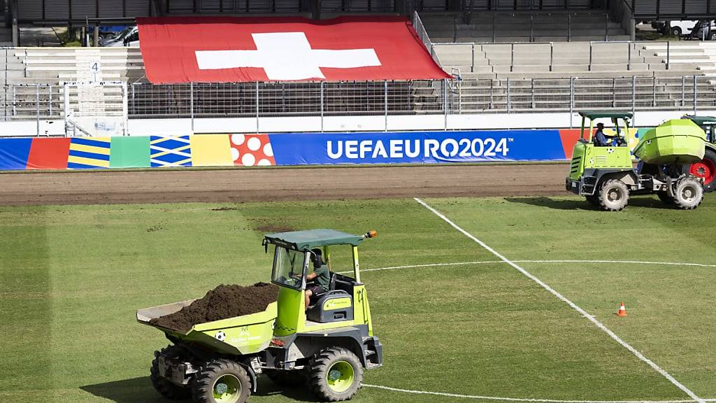 Im Waldau-Stadion wird der Rasen ausgewechselt