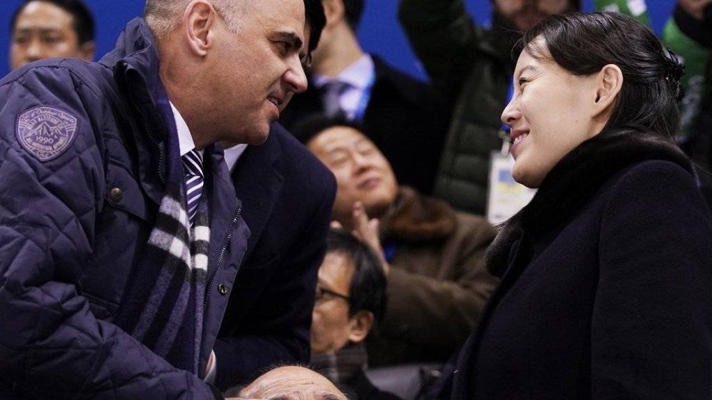 Berset begrüsst im Eishockeystadion Kim Yo Jong, die Schwester des nordkoreanischen Machthabers.
