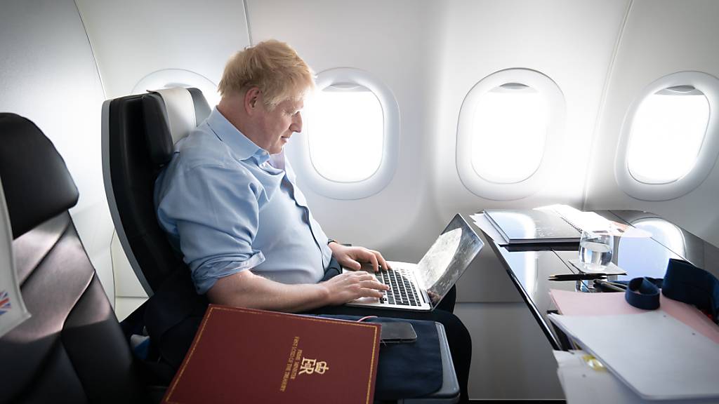 ARCHIV - Boris Johnson, ehemaliger Premierminister von Großbritannien, arbeitet an Bord seines Flugzeugs während seiner Rückreise aus Saudi-Arabien. Foto: Stefan Rousseau/PA Wire/dpa