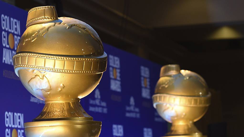 ARCHIV - Statuen in Form der Golden Globes stehen vor der Nominierung für die 76. Golden Globe Awards auf der Bühne. Der für die Vergabe der Golden-Globe-Trophäen zuständige Verband hat sich für Reformen in den eigenen Reihen ausgesprochen. Foto: Chris Pizzello/Invision/AP/dpa