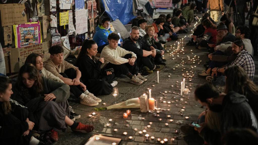 Nach dem gemeldeten Tod von MarÌa del Carmen Abascal, der 87-j‰hrigen Frau, deren Zwangsr‰umung landesweite Proteste ausgelˆst hatte, versammeln sich Demonstranten auf dem Platz «Puerta del Sol» in Madrid. Foto: Bernat Armangue/AP/dpa