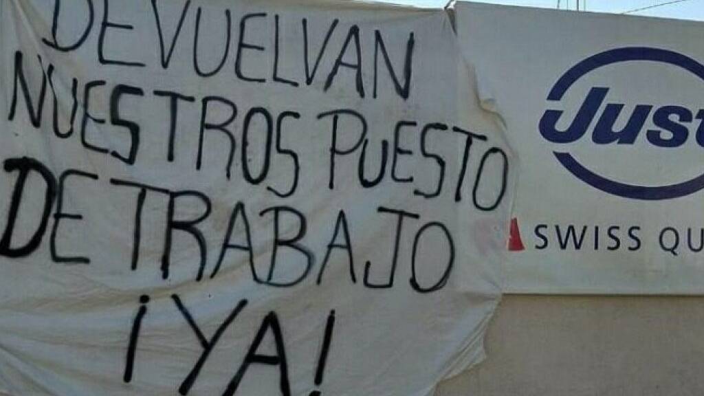 Die Just AG hat vor drei Wochen die 52 Arbeitnehmenden der Niederlassung in Lomos del Mirador in Argentinien entlassen. «Gebt uns unsere Arbeitsplätze zurück», heisst es auf einem Transparent am Distributionsstandort. Die Gewerkschaft Unia Ostschweiz solidarisiert sich mit den Arbeitern.