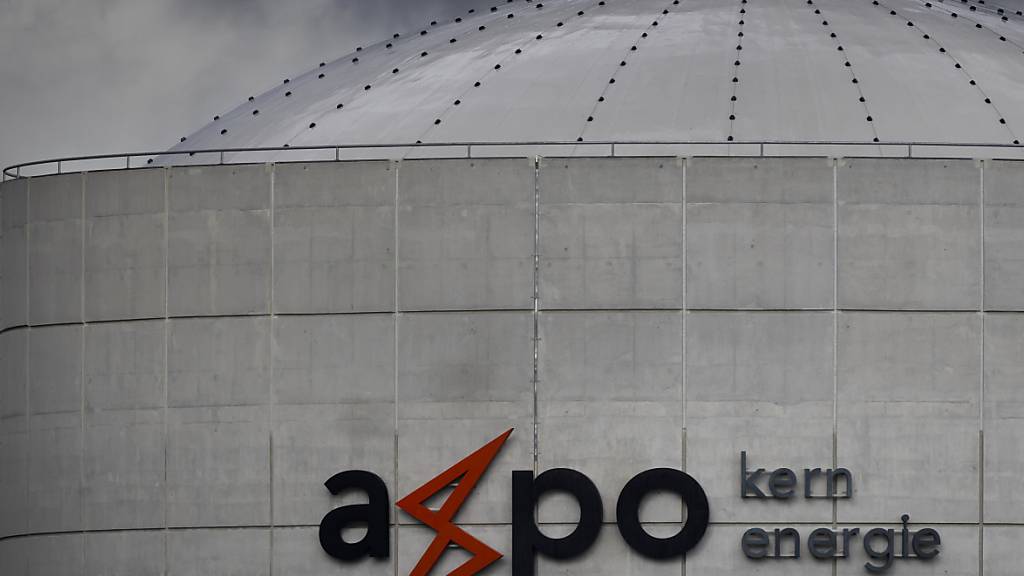 Das Logo des Energiekonzerns Axpo am Kernkraftwerk Beznau.
