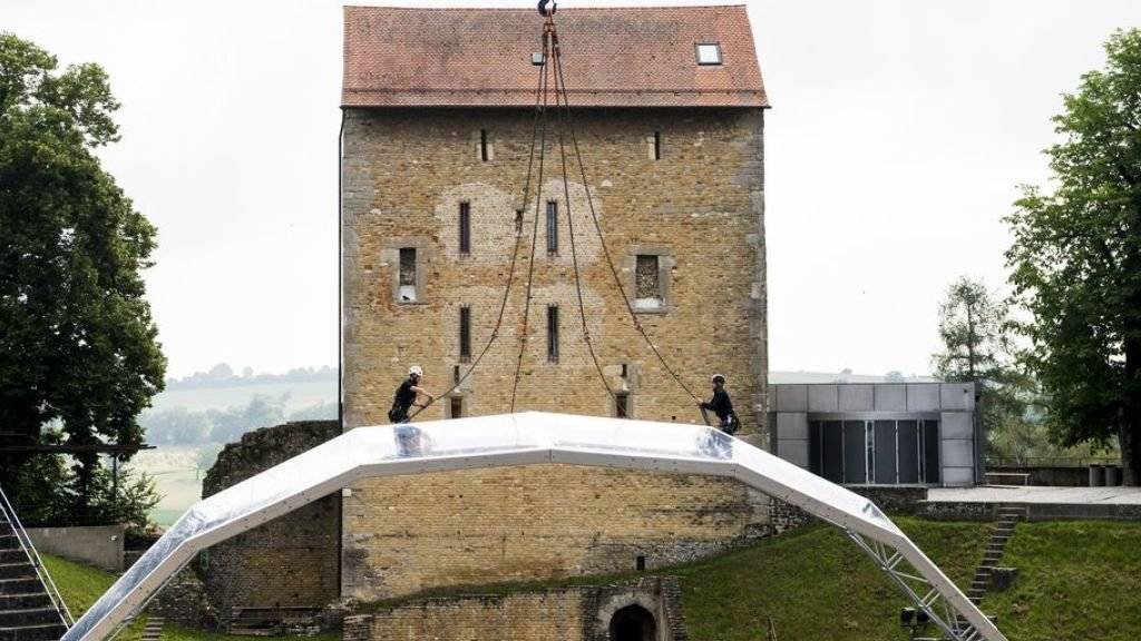 Arbeiter errichten ein transparentes Dach über der Bühne des Opernfestivals Avenches. Das erwies sich als unnötig: Der Regen verschonte heuer alle vier Vorstellungen. Für eine ausgeglichene Bilanz reichte es dennoch nicht ganz. (Archivbild)