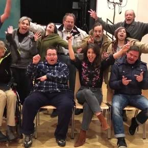 Céline Werdelis in der Probe bei den schrägen Vögeln