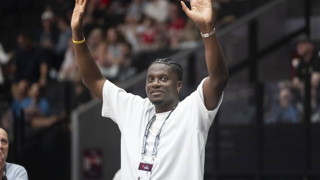 Clint Capela geniesst an der U19-WM im Juni 2025 den Applaus des Lausanner Publikums