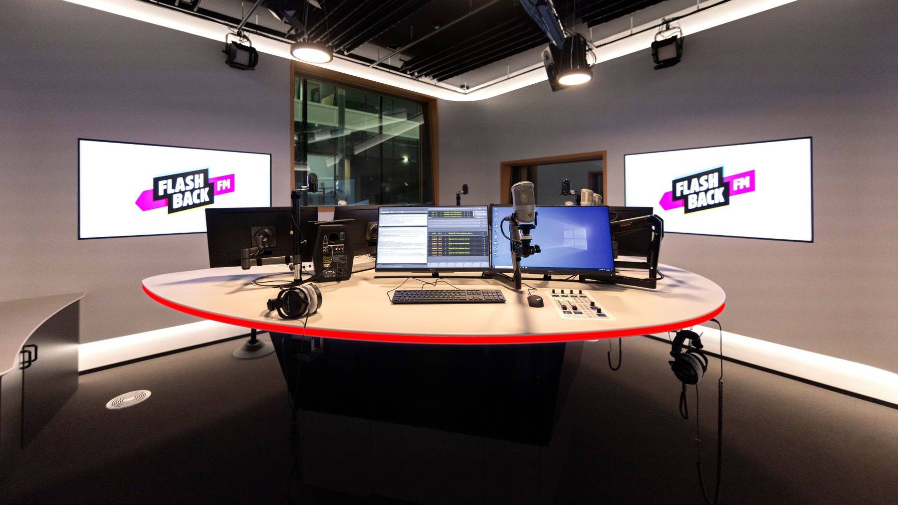FLASHBACK FM Studio