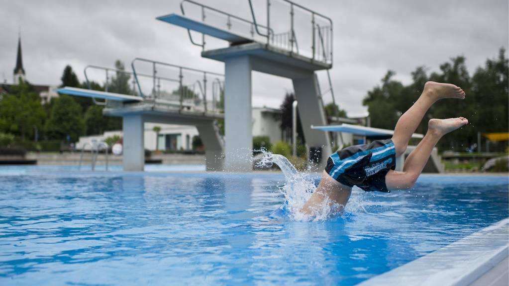 Einige sehnen bereits den Sprung ins kalte Wasser herbei. (Archivbild)