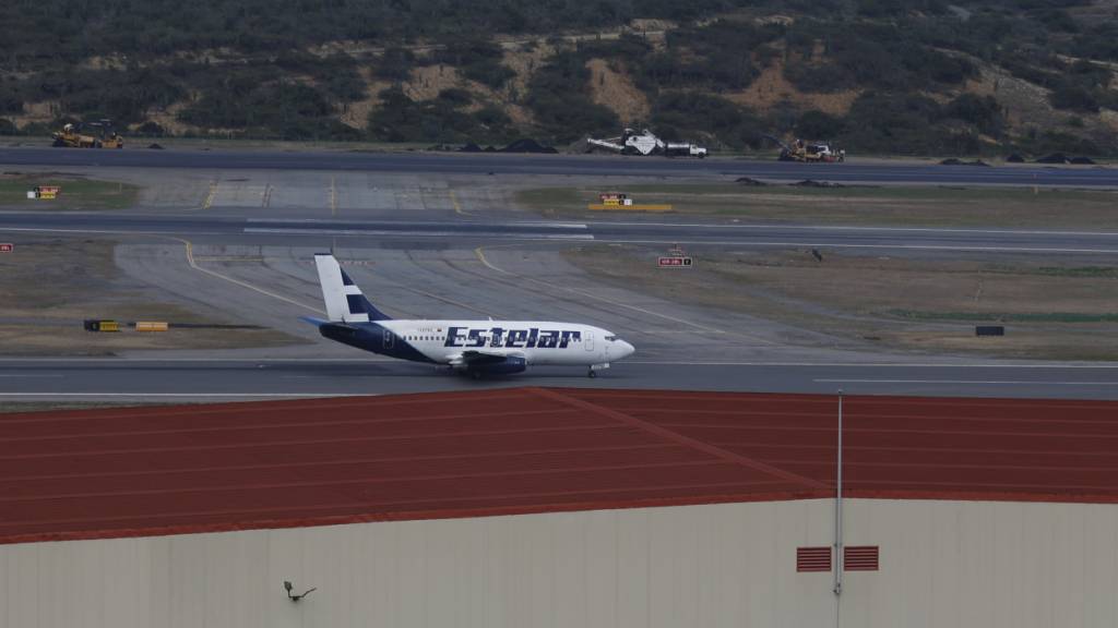 Ein Flugzeug der venezolanischen Fluggesellschaft Estelar auf dem internationalen Flughafen Simon Bolivar. Foto: Pedro Mattey/dpa/Symbolbild