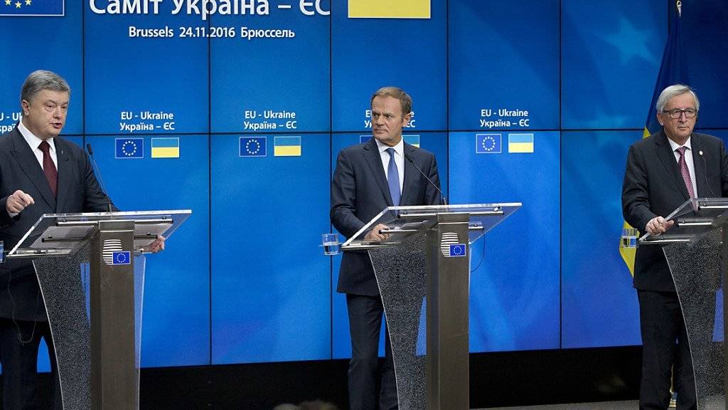 Der ukrainische Präsident Petro Poroschenko (links), EU-Ratspräsident Donald Tusk (Mitte) und EU-Kommissionspräsident Jean-Claude Juncker zelebrieren am Donnerstag nach einem Gipfeltreffen in Brüssel Einigkeit - obwohl die EU-Staaten die von der Ukraine erhoffte Visaliberalisierung noch blockieren.