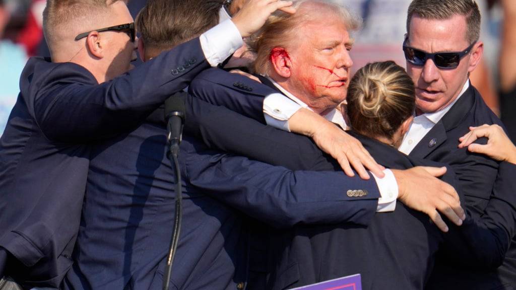 ARCHIV - Donald Trump wird von Agenten des US-Geheimdienstes Secret Service umringt, als ihm bei einer Wahlkampfveranstaltung von der Bühne geholfen wird. Foto: Gene J. Puskar/AP/dpa