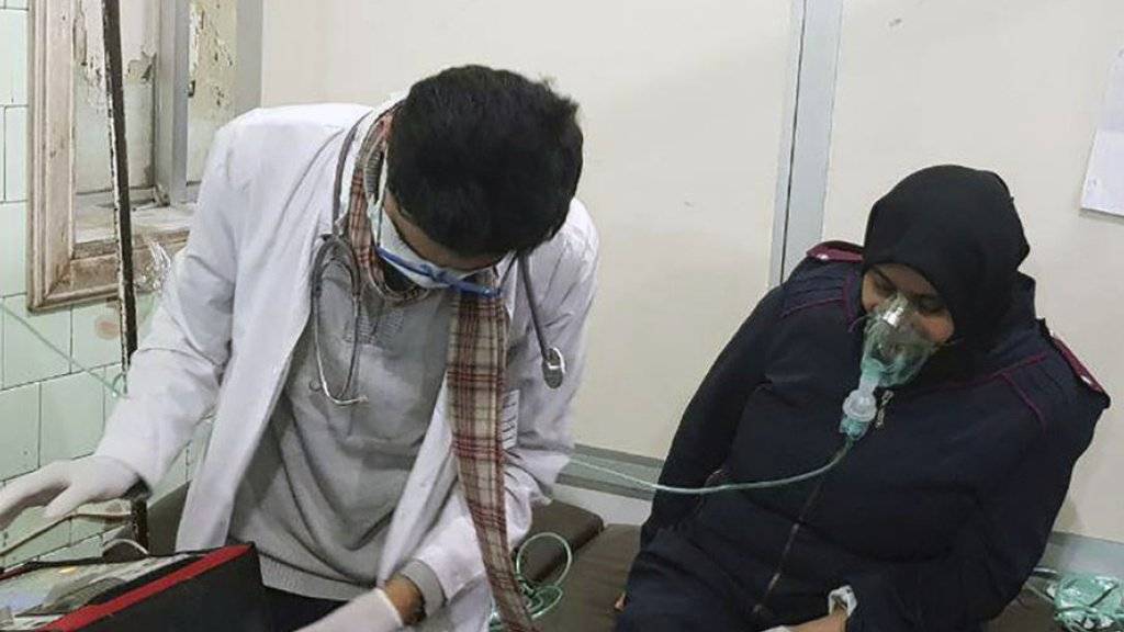Ein mutmassliches Giftgasopfer erhält am Samstag in einem Spital in Aleppo Sauerstoff verabreicht.