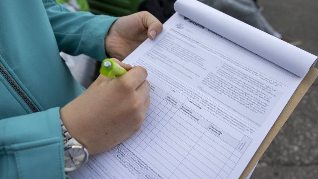 Firmen, die gegen Geld Unterschriften für Initiativen und Referenden sammeln, sollen weiterhin tätig sein dürfen. Dieser Meinung ist die zuständige Nationalratskommission. (Themenbild)