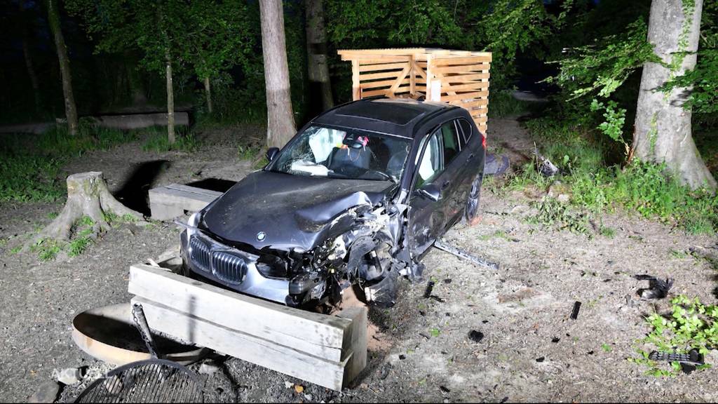 In Habsburg landet ein BMW-Fahrer in einer Grillstelle