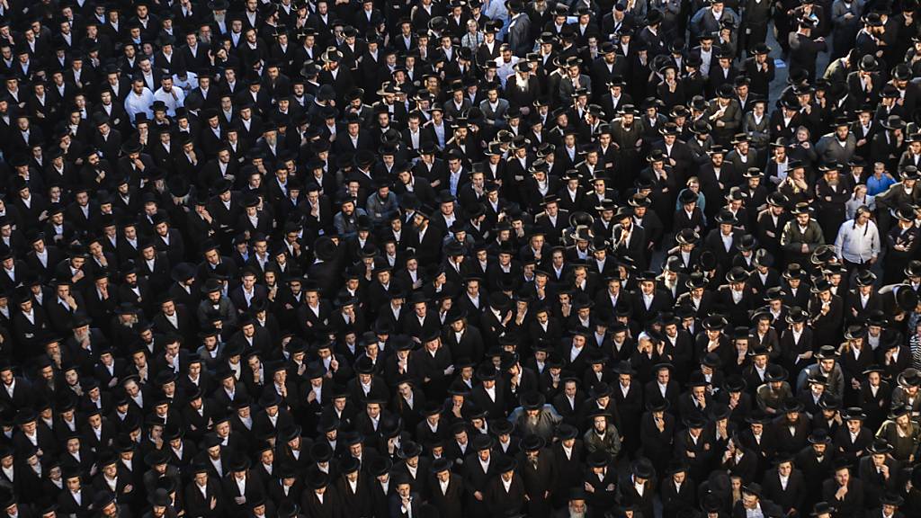 Israelische ultraorthodoxe Juden nehmen an einem Protest gegen die IDF-Einberufung teil. Foto: Ilia Yefimovich/dpa