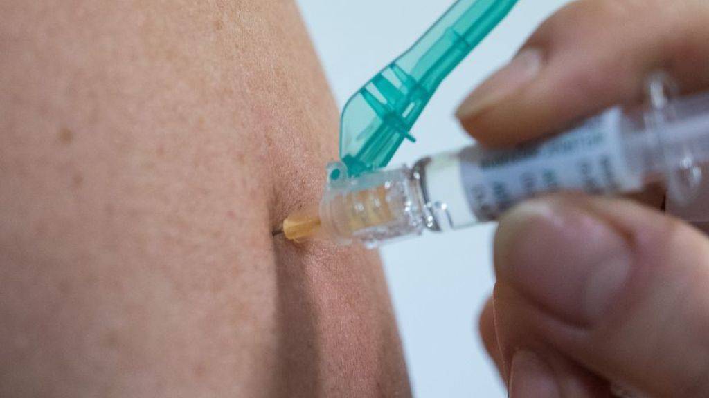 Nur die Hälfte aller geimpften Personen in der Schweiz sind gegen den grassierenden Grippevirus geschützt. (Archivbild)