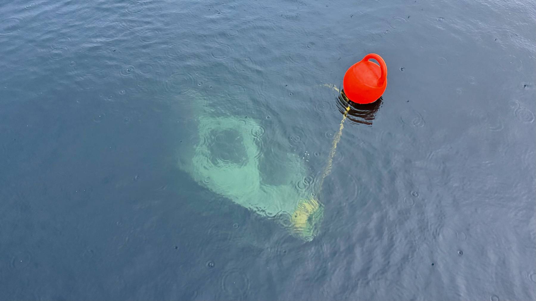 Das gesunkene Boot entdeckte man rasch am Seeboden in geringer Tiefe.