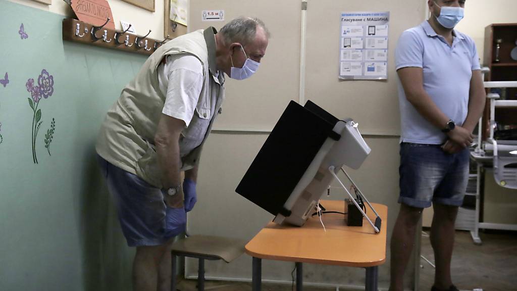 Stimmabgabe in einem Wahllokal in Bulgariens Hauptstadt Sofia. In Bulgarien ist eine neue Parlamentswahl angelaufen, zum zweiten Mal innerhalb von nur gut 100 Tagen. Foto: Valentina Petrova/AP/dpa