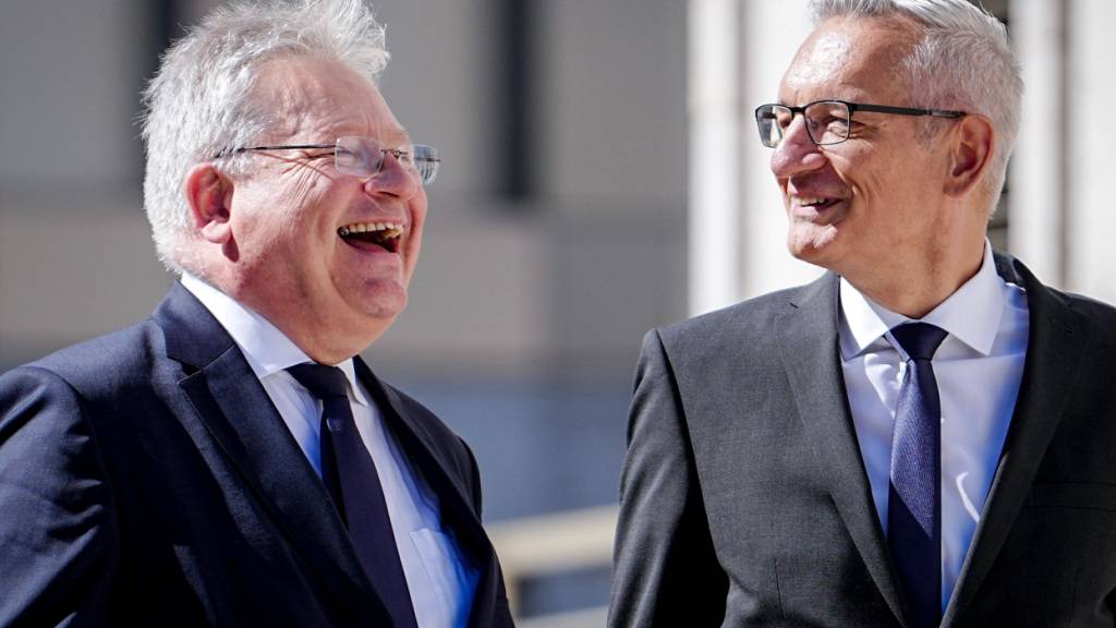 ARCHIV - Bruno Kahl (l), ehemaliger Präsident des Bundesnachrichtendienstes (BND), und Martin Jäger, neuer BND-Präsident, stehen bei der Amtsübergabe zusammen. Foto: Kay Nietfeld/dpa/Archivbild