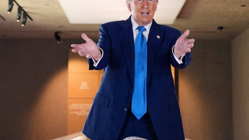 Präsident Donald Trump spricht vor seiner Unterschrift im Gästebuch des Abrahamic Family House. Trump beendet am Freitag seine Reise durch den Nahen Osten mit Gesprächen in den Vereinigten Arabischen Emiraten. Foto: Alex Brandon/AP/dpa