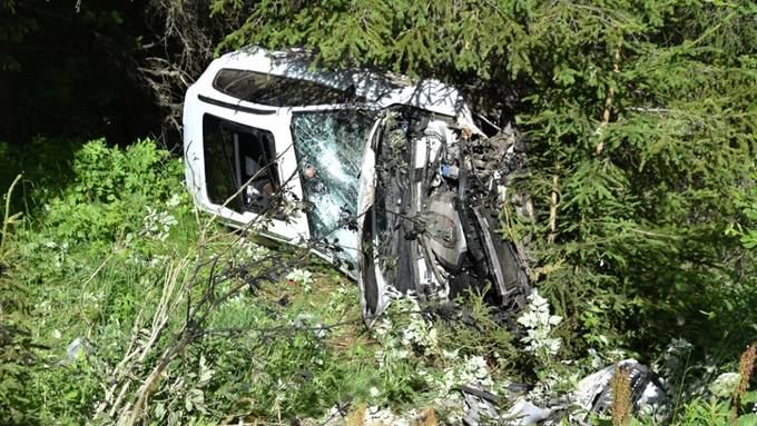 Auto stürzt Hang hinab – Wald verhindert Landung im Fluss