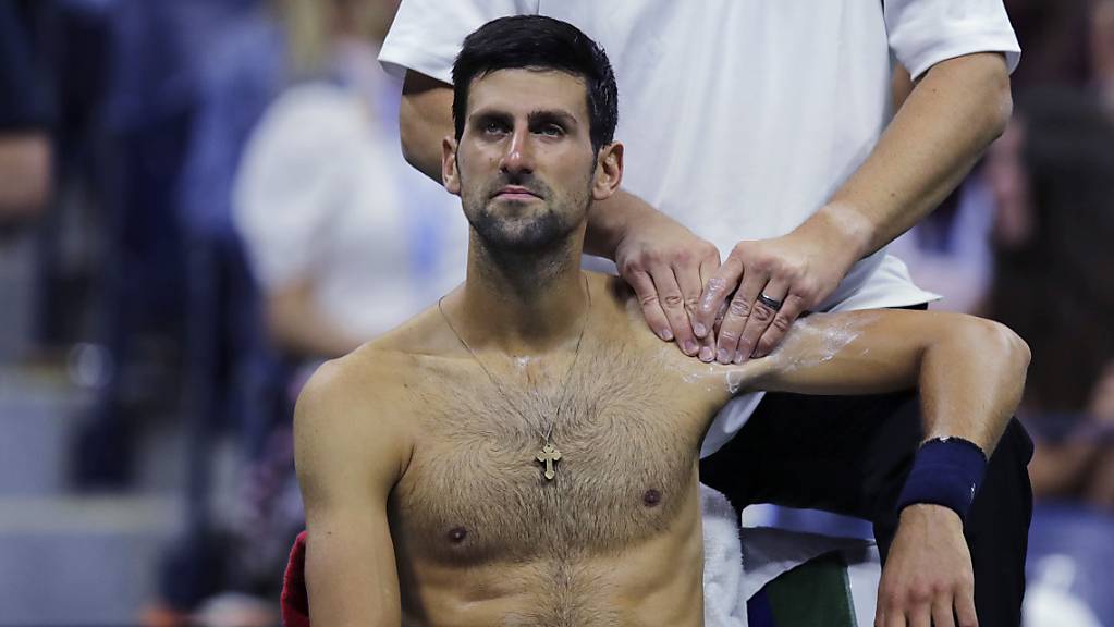 Leidend zum Sieg: Novak Djokovic muss sich an der linken Schulter behandeln lassen