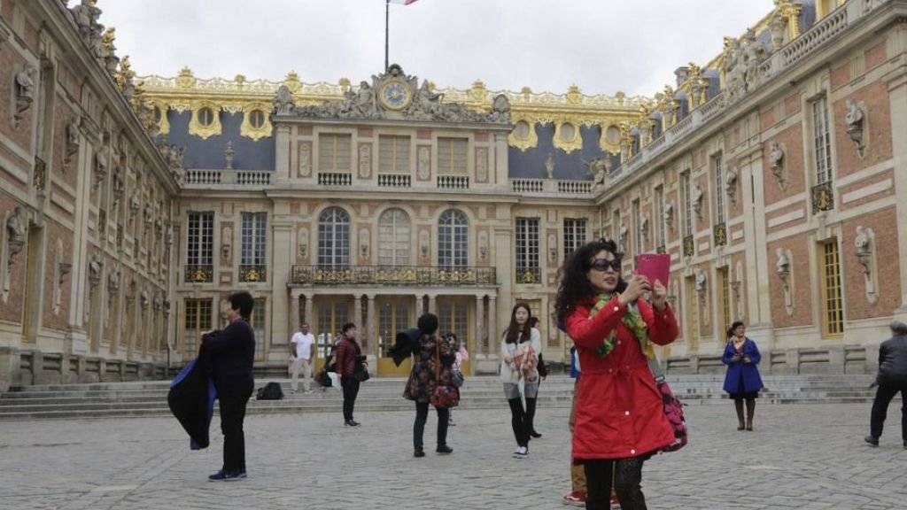 Touristen, die am Dienstag Schloss Versailles auf dem Einkaufszettel hatten, mussten wegen Streiks unverrichteter Dinge wieder abziehen. Auch zahlreiche andere Kulturinstitutionen in und um Paris waren vom Ausstand betroffen. (Archivbild)