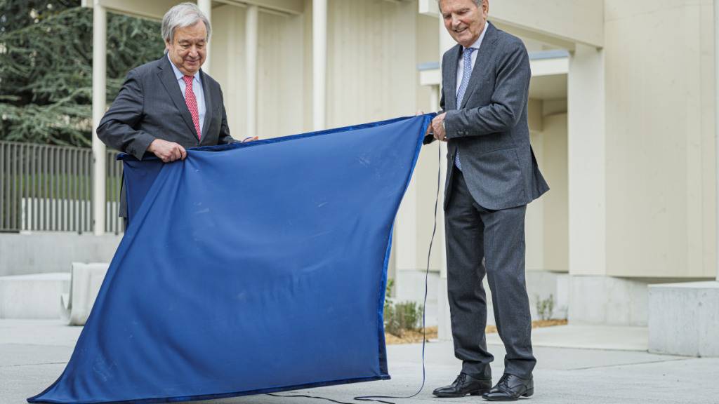 Uno-Generalsekretär Antonio Guterres und der Präsident der Stiftung für das Portal der Nationen, Ivan Pictet, enthüllen eine Gedenktafel für das künftige Besucherzentrum der Uno in Genf.