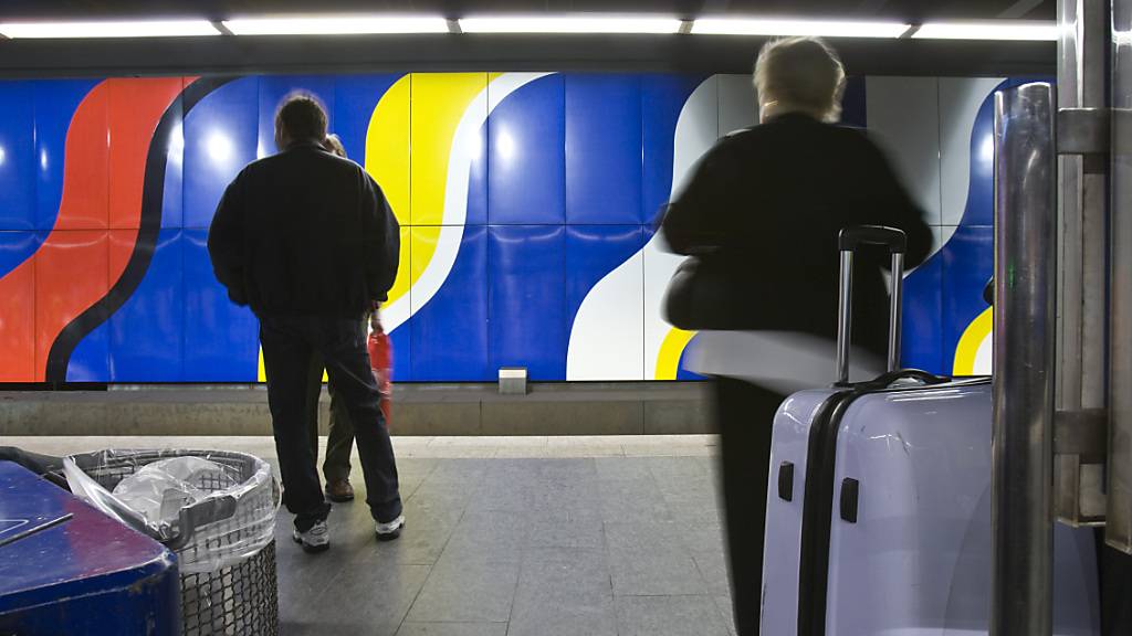 In den Zürcher Flughafen-Bahnhof ist nach einem Unwetter Wasser eingedrungen. Am späten Mittwochabend verkehrten deshalb keine Züge mehr. (Archivbild)