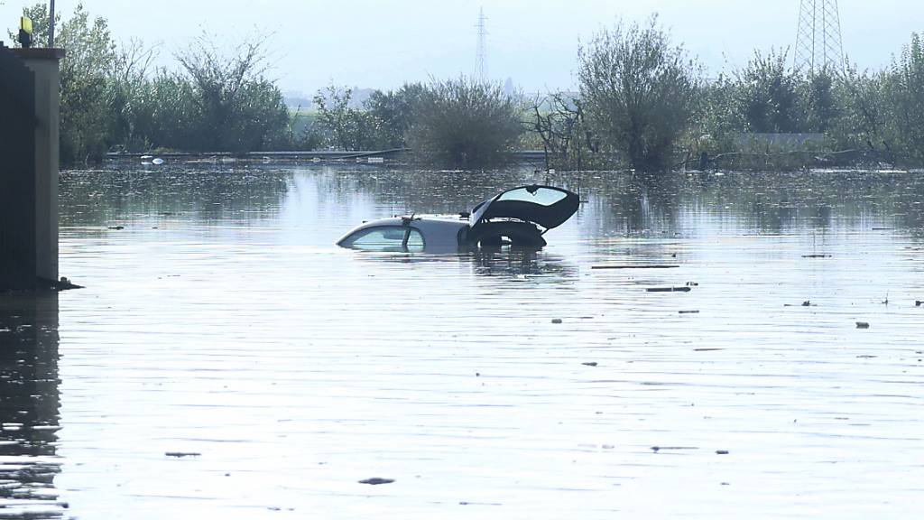 Nach heftigen Regenfällen ist ein Auto in den Fluten versunken. Foto: Adriano Conte/LaPresse/AP/dpa