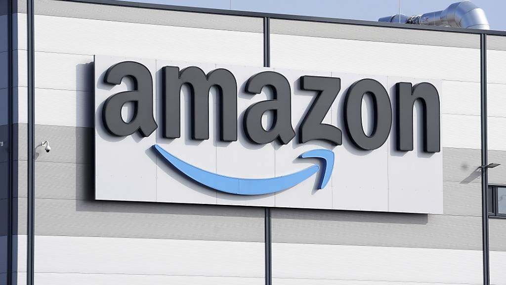 Amazon hat für seinen vor zwei Jahren vorgestellten Haushalts-Roboter Astro einen Job gefunden: Die kleine rollende Maschine mit Kamera und Display soll in kleinen und mittleren Unternehmen wie etwa Einkaufsläden auf Patrouille unterwegs sein. (Archivbild)
