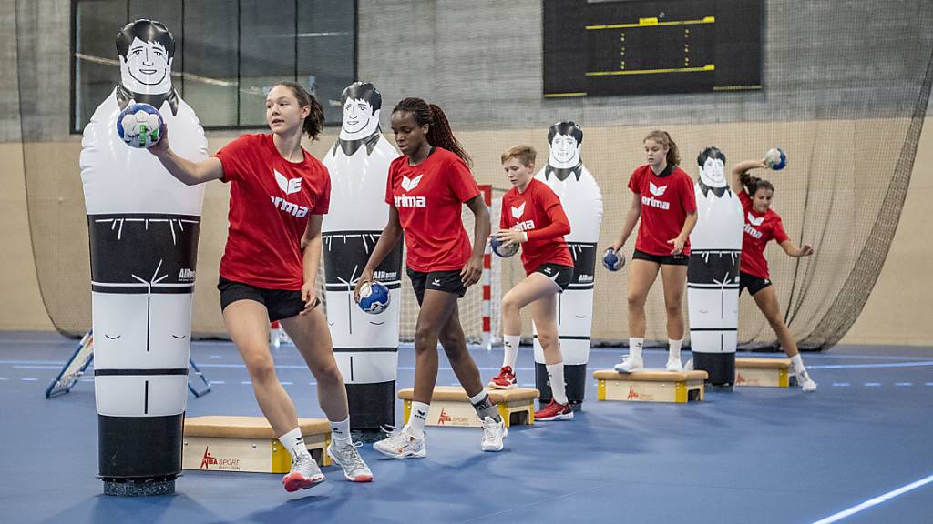 Ein Schweizer Frauenhandball Nachwuchs Team trainiert in der Sporthalle für Hallensport im «OYM».