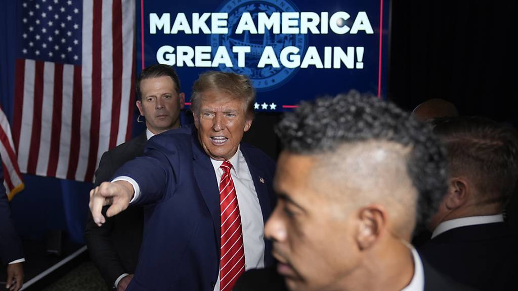 Der republikanische Präsidentschaftsbewerber und ehemalige Präsident Donald Trump begrüßt seine Anhänger bei einer Wahlkampfveranstaltung. Foto: Matt Rourke/AP