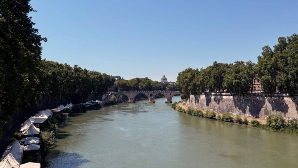 Der Tiber fließt durch Rom. Seit Jahrzehnten ist das Schwimmen in dem Fluss verboten, zu verdreckt ist das Wasser. Foto: Robert Messer/dpa