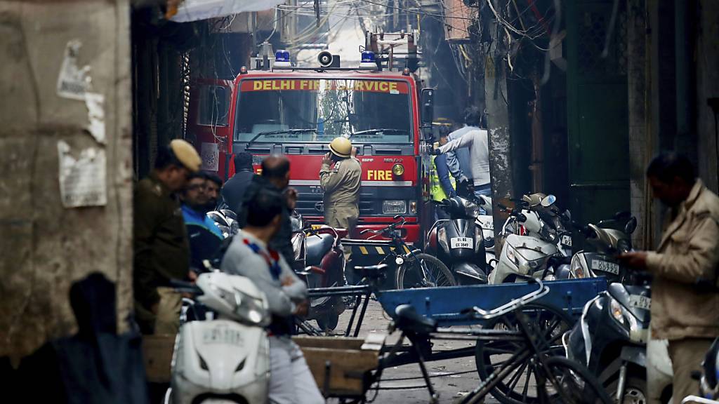Für ein Feuerwehrauto, das in der Nähe des Brandortes steht, gab es in den engen Gassen fast kein Durchkommen mehr. Beim Grossbrand in einer indischen Fabrik starben über 40 Menschen. (AP Photo/Manish Swarup)