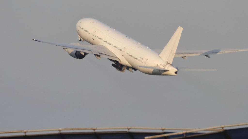 Für den krisengebeutelten Flugzeugbauer Boeing geht es ein gutes Stück aufwärts. Im zweiten Quartal lieferte der US-Konzern deutlich mehr Passagier- und Frachtjets aus und verbrannte weniger Geld als befürchtet. (Archivbild)
