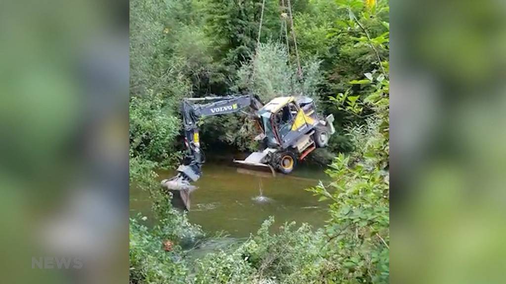 Am Ufer der Birs gelandet: Bagger rutscht ab und überschlägt sich