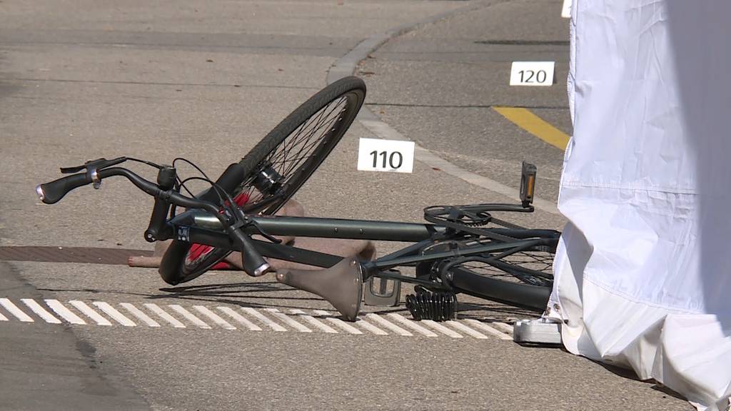 Velofahrer (63) stirbt nach Zusammenstoss mit Bus in Birmensdorf