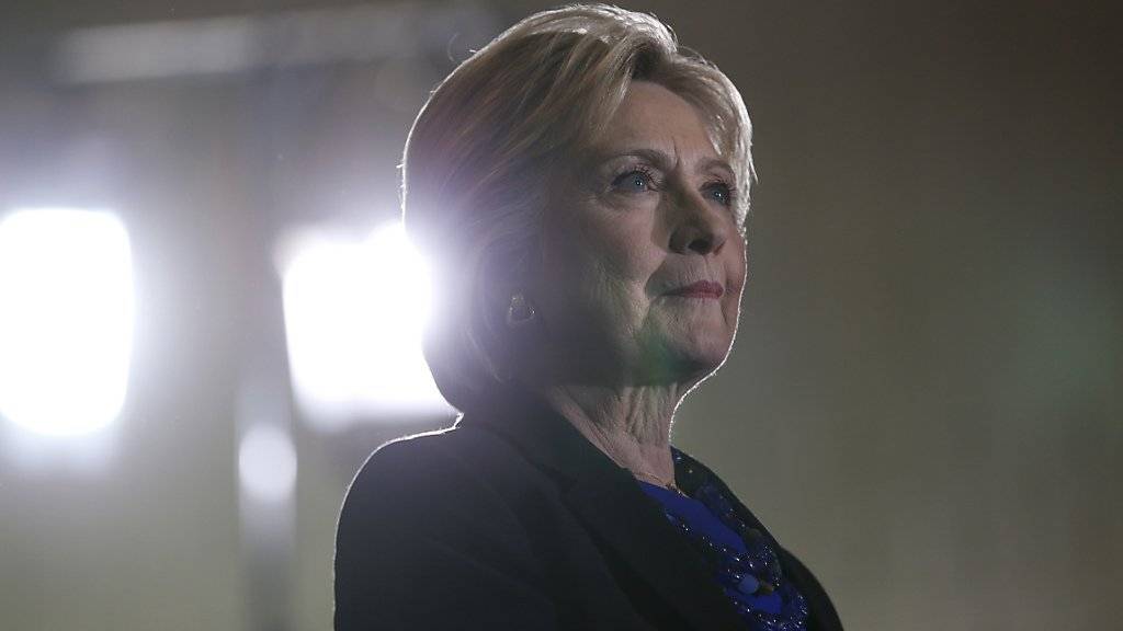 Das US-Aussendepartement lässt die interne Untersuchung ruhen: Hillary Clintons E-Mail-Verkehr wird vom FBI unter die Lupe genommen.