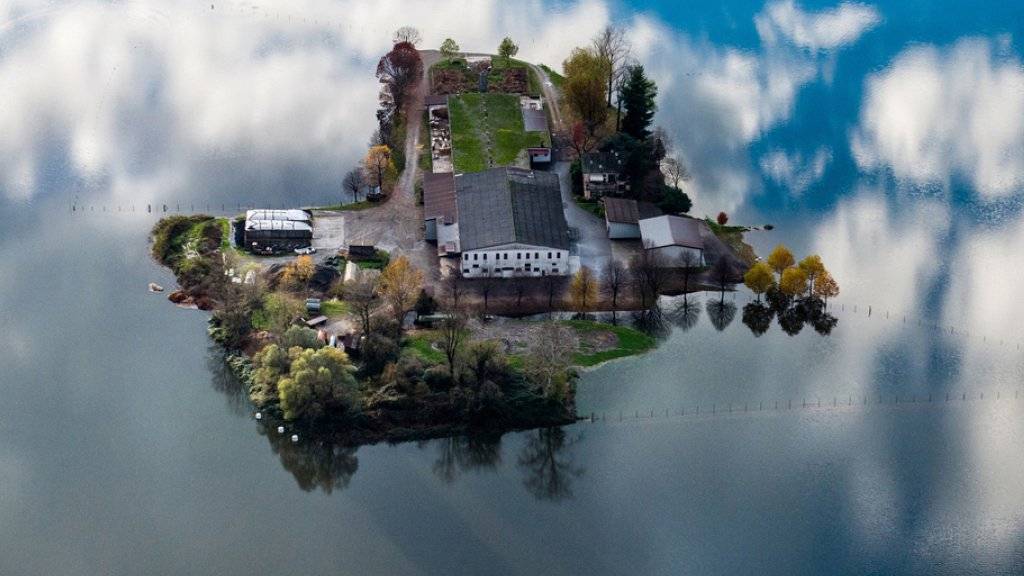 Hochwasser ist keine Seltenheit in der Schweiz: Immer wieder stehen Gebiete - wie hier die Magadino-Ebene - nach starken Regenfällen unter Wasser. (Archivbild)