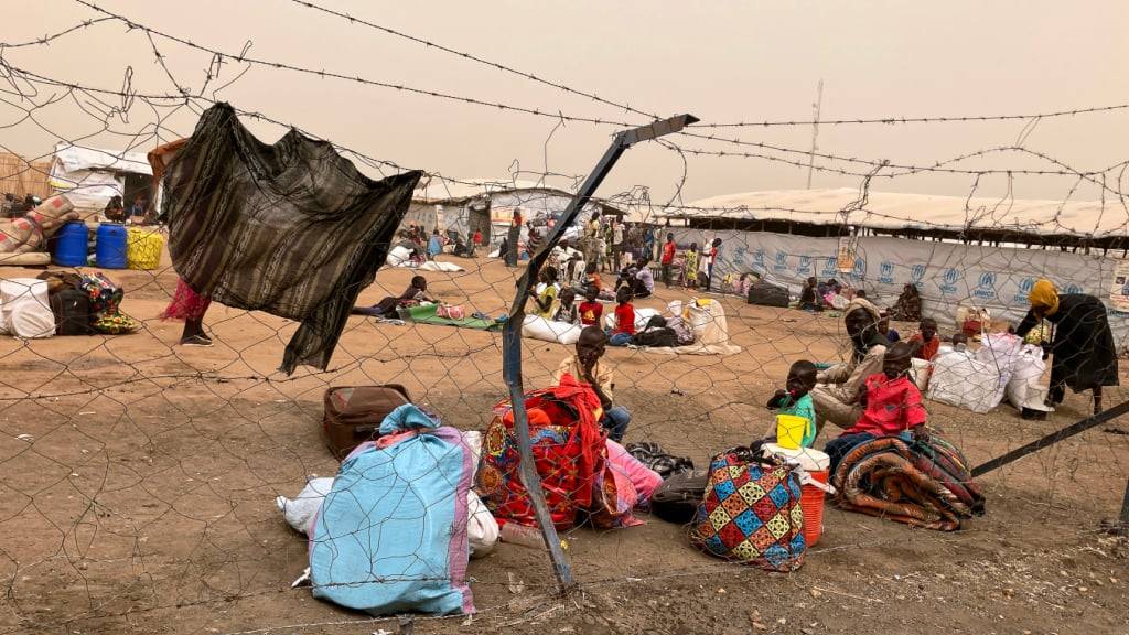 ARCHIV - Flüchtlinge aus dem Sudan warten hinter dem Grenzübergang in den Südsudan auf die Weiterreise. Der Machtkampf im Sudan, der seit Mitte April 2023 andauert, hat die nach UN-Angaben weltweit größte Flüchtlingskrise mit mehr als zwölf Millionen Geflüchteten ausgelöst. Foto: Eva-Maria Krafczyk/dpa