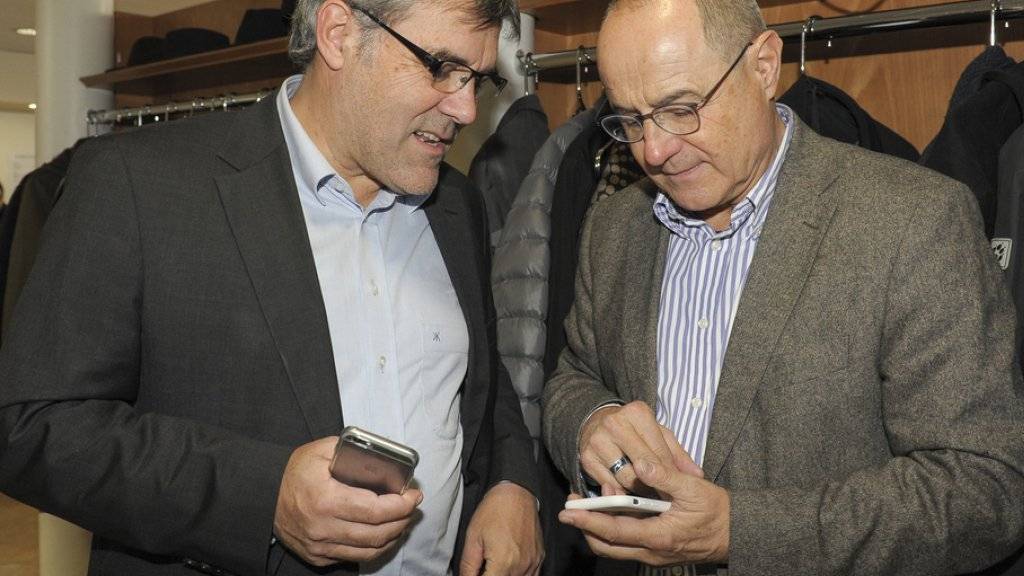 Parteikollege Eric Nussbaumer (l.) gratuliert Claude Janiak zu dessen Wiederwahl an der Wahlfeier in Liestal.