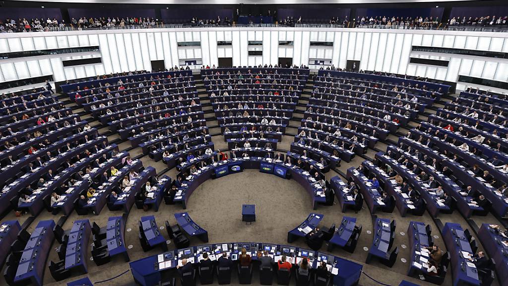 ARCHIV - Mitglieder des Europäischen Parlaments stimmen über ein neues Gesetz ab. Bei den Europawahlen im Juni dürfte es einer neuen Analyse zufolge in vielen Ländern zu einem starken Rechtsruck kommen. Foto: Jean-Francois Badias/AP/dpa