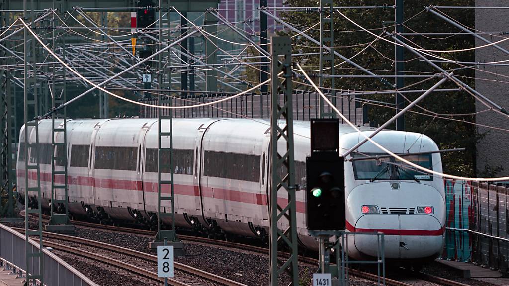 Weniger als 60 Prozent der ICE- und IC-Züge in Deutschland kommen ohne grosse Verzögerung an. (Archivbild)