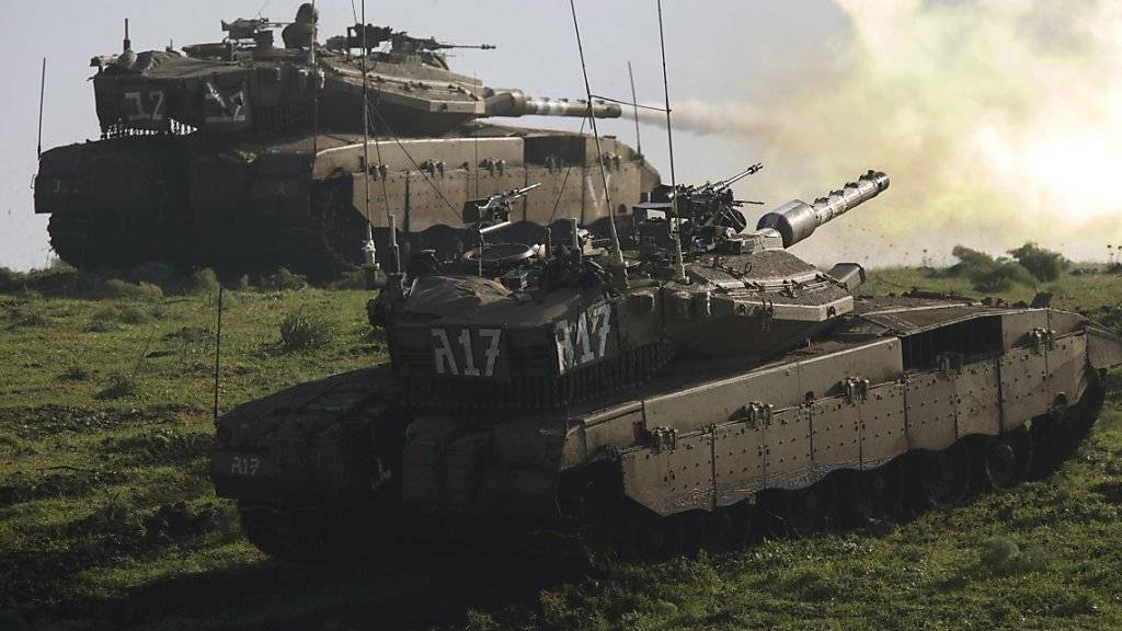 Israelische Panzer feuern bei einem Training auf den Golan-Höhen. (Archivbild)