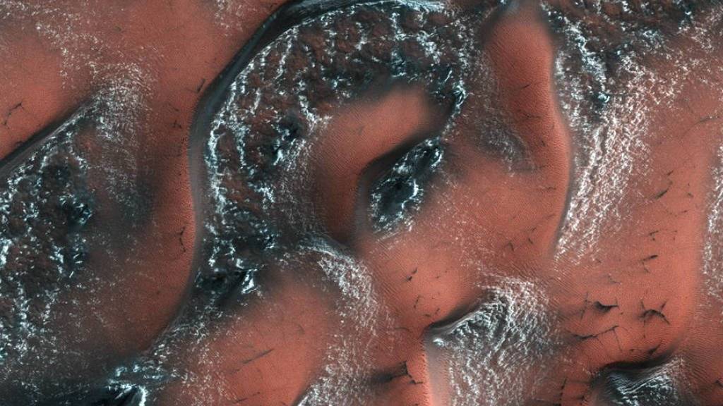 Es herrscht Frühling auf dem Mars: Nur noch schattige Stellen an den Dünen sind noch mit Kohlendioxid-Eis bedeckt.