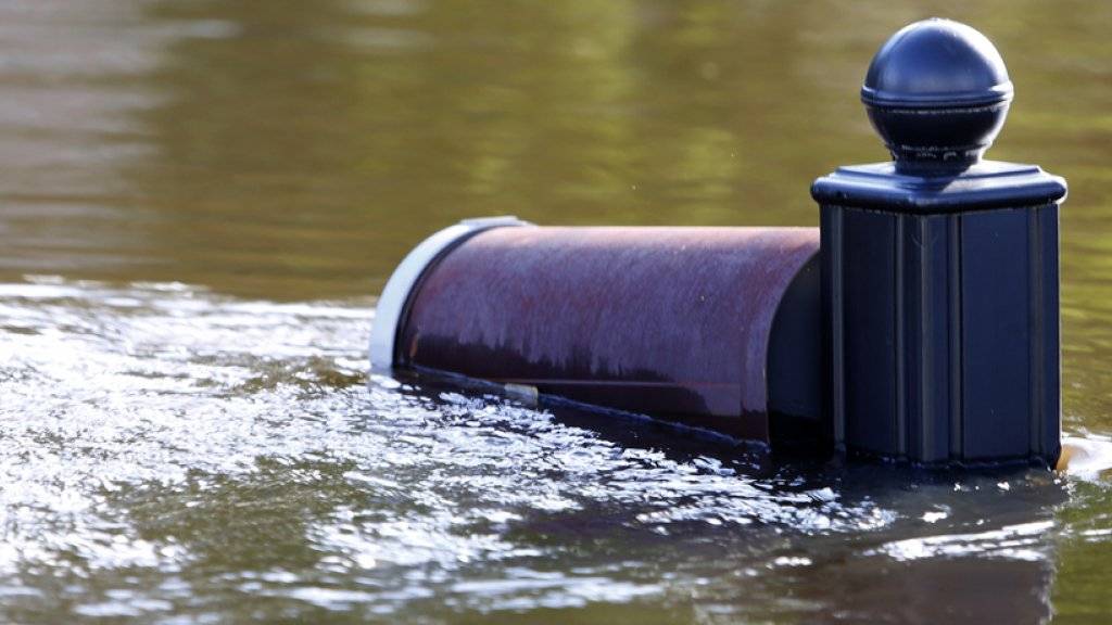 Ein nahezu überfluteter Briefkasten bei Summerville, South Carolina. Der US-Bundesstaat kämpft immer noch mit den Wassermassen