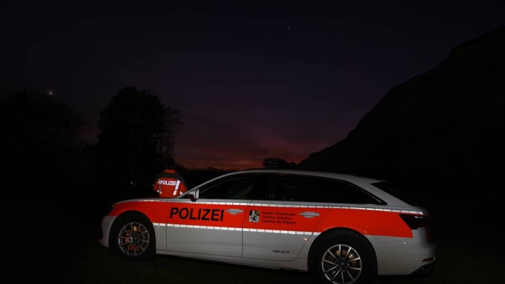 Für den in Segnas von der Strasse abgekommenen 69-jährigen Automobilisten kam jede Hilfe zu spät. (Symbolbild)