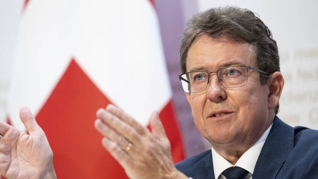 Postminister Albert Rösti stellt die Pläne des Bundesrates für eine umfassende Post-Gesetz-Revision den Medien vor.