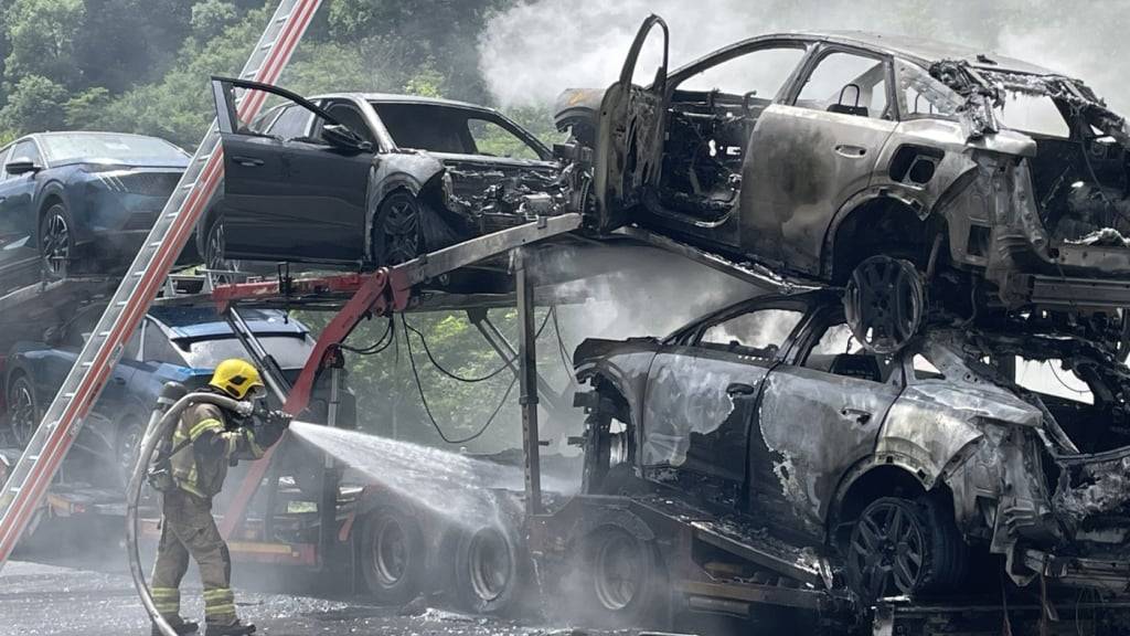 Transporter mit sechs aufgeladenen Autos auf A13 in Brand geraten